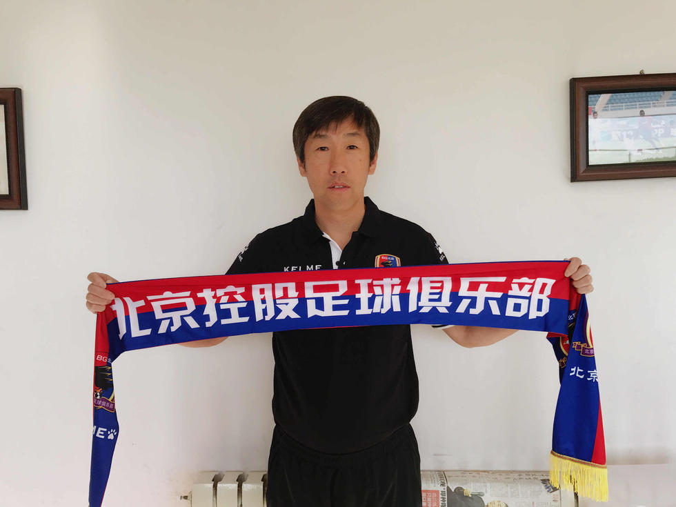 同时考虑到电影学院和爱奇艺的合作是方方面面的，包括院线电影、网剧、网络电影，爱奇艺在学校举办了很多系列讲座，我们可以欣喜的看到我们的校友跟爱奇艺有很多合作，特别是网剧方面，我们的校友比如像《河神》的导演田里，包括吕行的《无证之罪》，刘畅的《最好的我们》，沙漠的《你好，旧时光》，这些都是跟爱奇艺进行广泛深入的合作